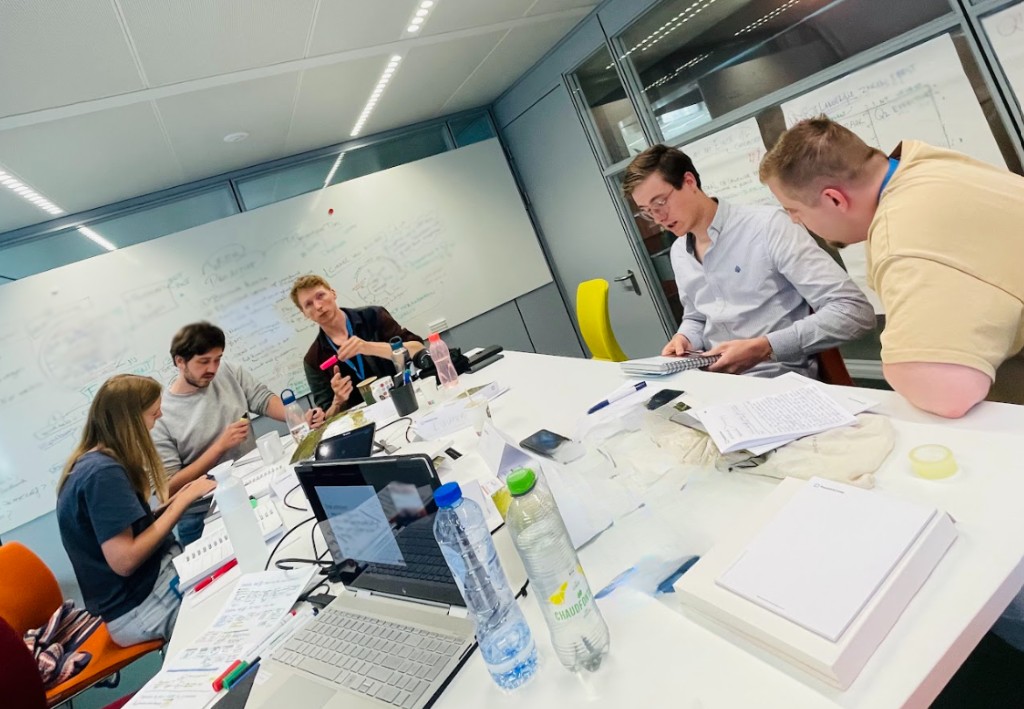 Team werkt samen tijdens een teambooster dag aan focus, verbinding en afspraken — Lead & Inspire