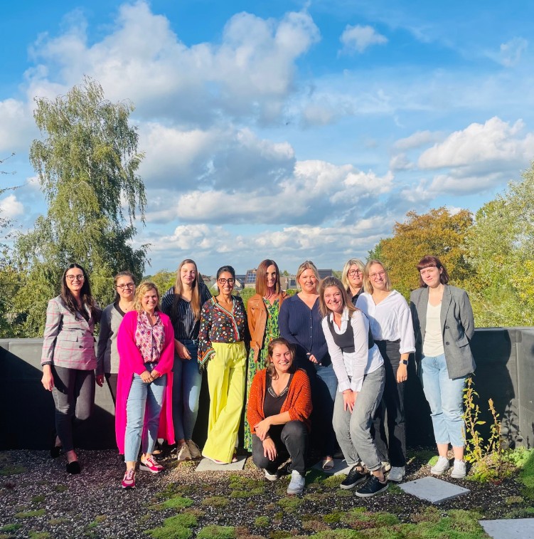 Groepsfoto na een Refocus & Reconnect teamworkshop op maat — Lead & Inspire
