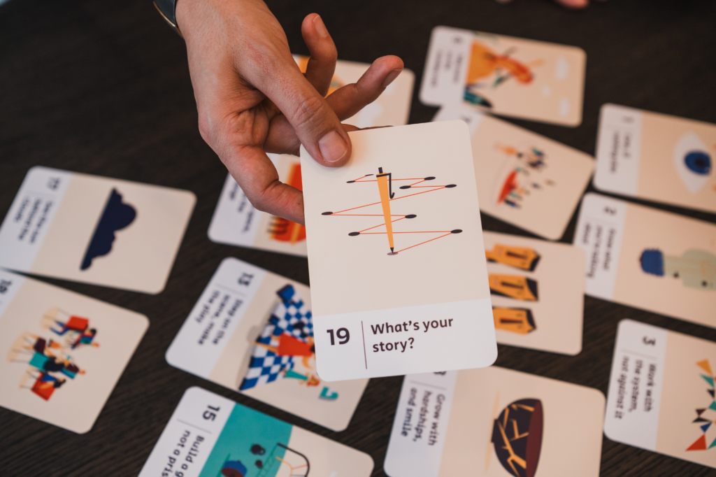 Aanpak LeadInspire: hand houdt een reflectiekaart vast uit een coachingkaartspel